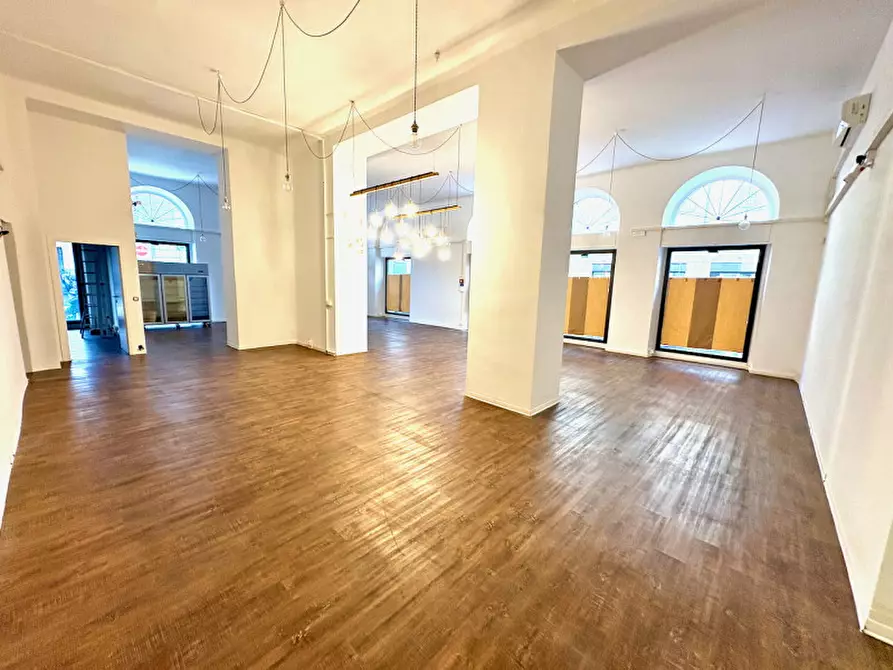 Immagine 22 di Negozio in vendita  in via della Zonta 8 a Trieste