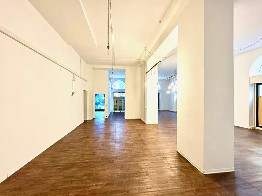 Immagine 23 di Negozio in vendita  in via della Zonta 8 a Trieste