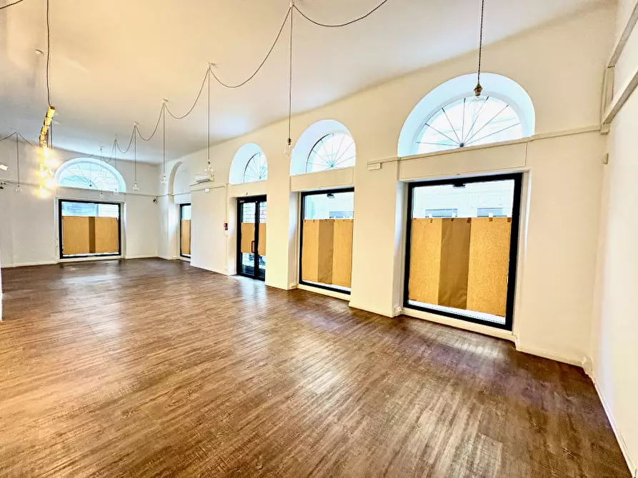 Immagine 24 di Negozio in vendita  in via della Zonta 8 a Trieste