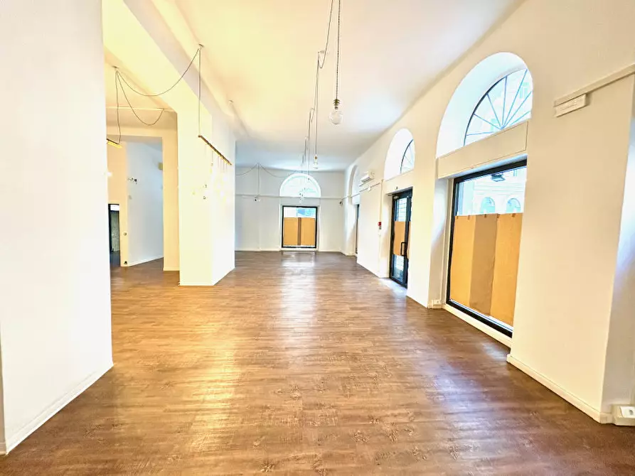 Immagine 25 di Negozio in vendita  in via della Zonta 8 a Trieste