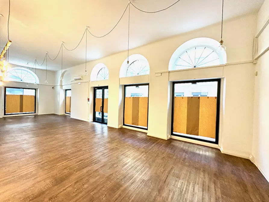 Immagine 26 di Negozio in vendita  in via della Zonta 8 a Trieste