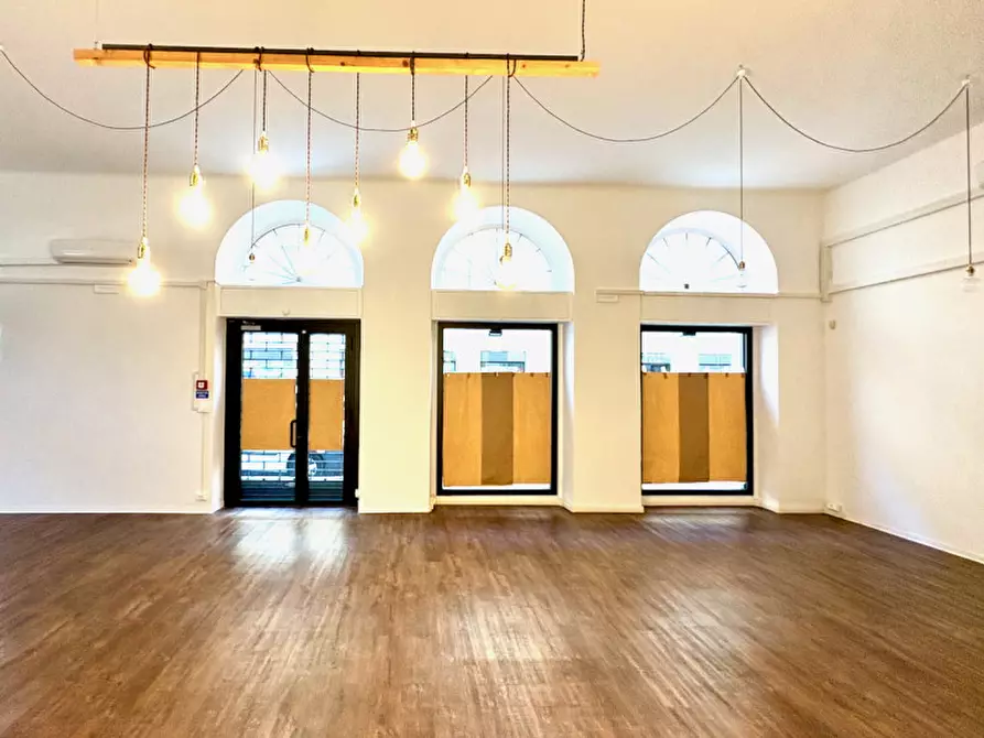 Immagine 27 di Negozio in vendita  in via della Zonta 8 a Trieste