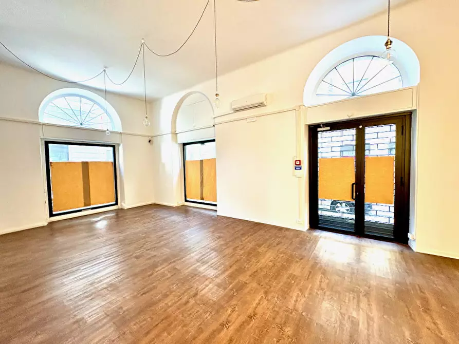 Immagine 28 di Negozio in vendita  in via della Zonta 8 a Trieste