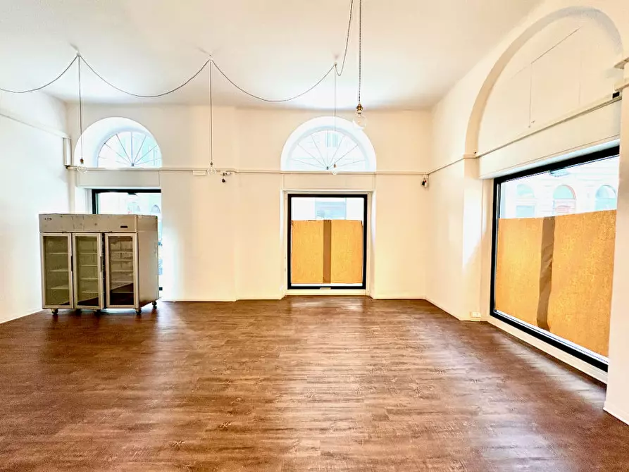 Immagine 29 di Negozio in vendita  in via della Zonta 8 a Trieste