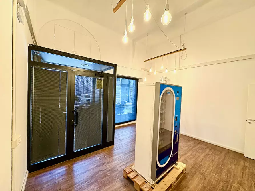 Immagine 31 di Negozio in vendita  in via della Zonta 8 a Trieste