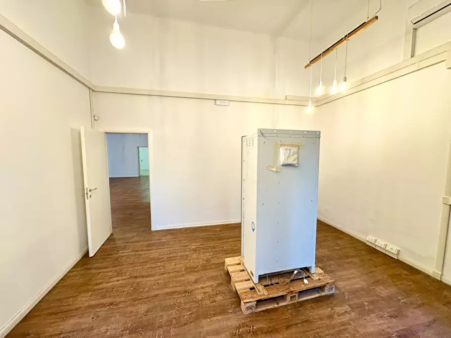 Immagine 34 di Negozio in vendita  in via della Zonta 8 a Trieste