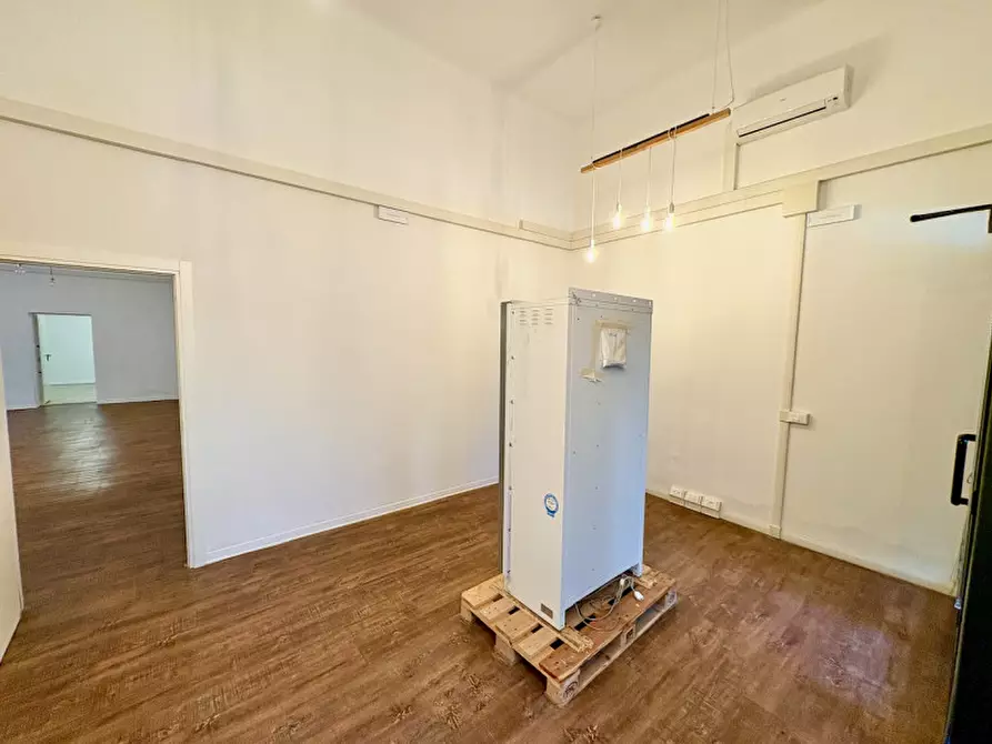 Immagine 35 di Negozio in vendita  in via della Zonta 8 a Trieste