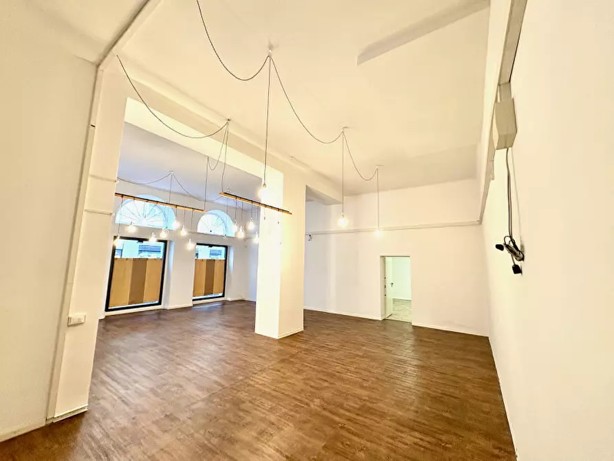 Immagine 36 di Negozio in vendita  in via della Zonta 8 a Trieste