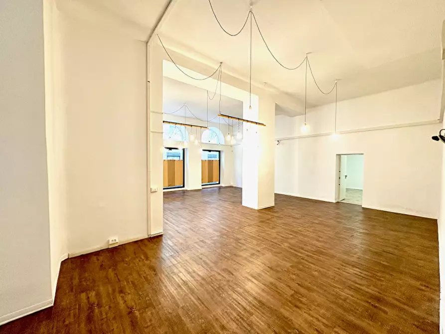 Immagine 37 di Negozio in vendita  in via della Zonta 8 a Trieste