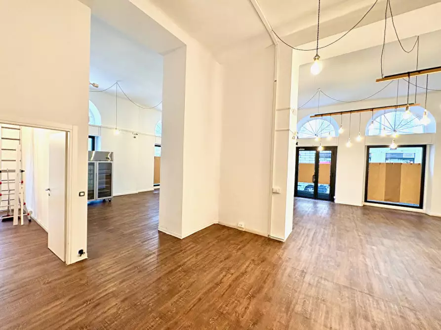 Immagine 38 di Negozio in vendita  in via della Zonta 8 a Trieste