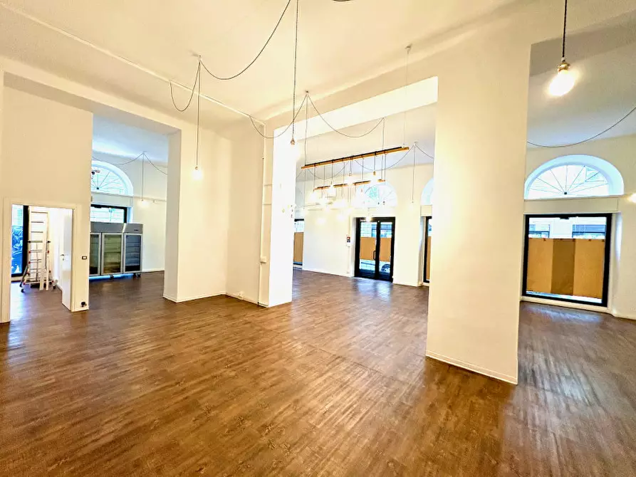 Immagine 39 di Negozio in vendita  in via della Zonta 8 a Trieste