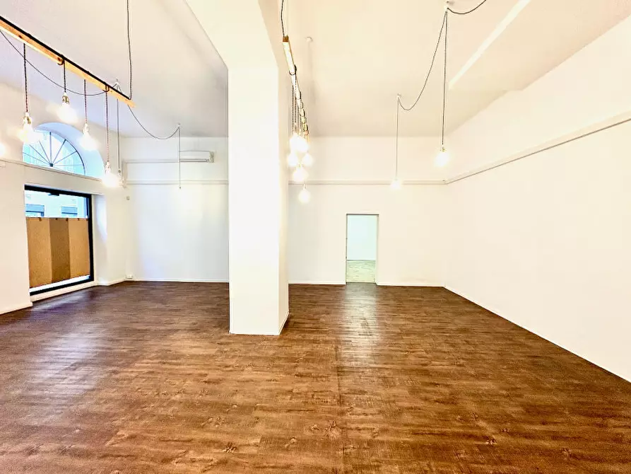 Immagine 40 di Negozio in vendita  in via della Zonta 8 a Trieste