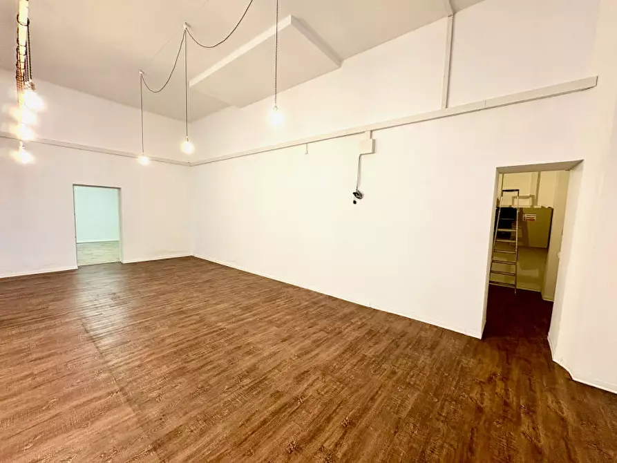 Immagine 41 di Negozio in vendita  in via della Zonta 8 a Trieste