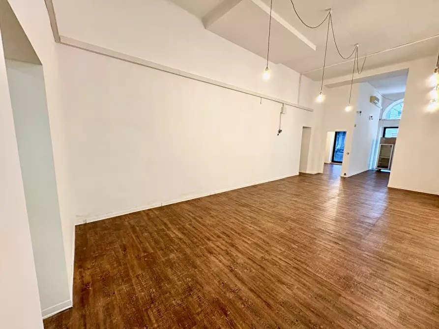 Immagine 42 di Negozio in vendita  in via della Zonta 8 a Trieste