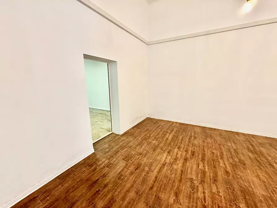 Immagine 43 di Negozio in vendita  in via della Zonta 8 a Trieste