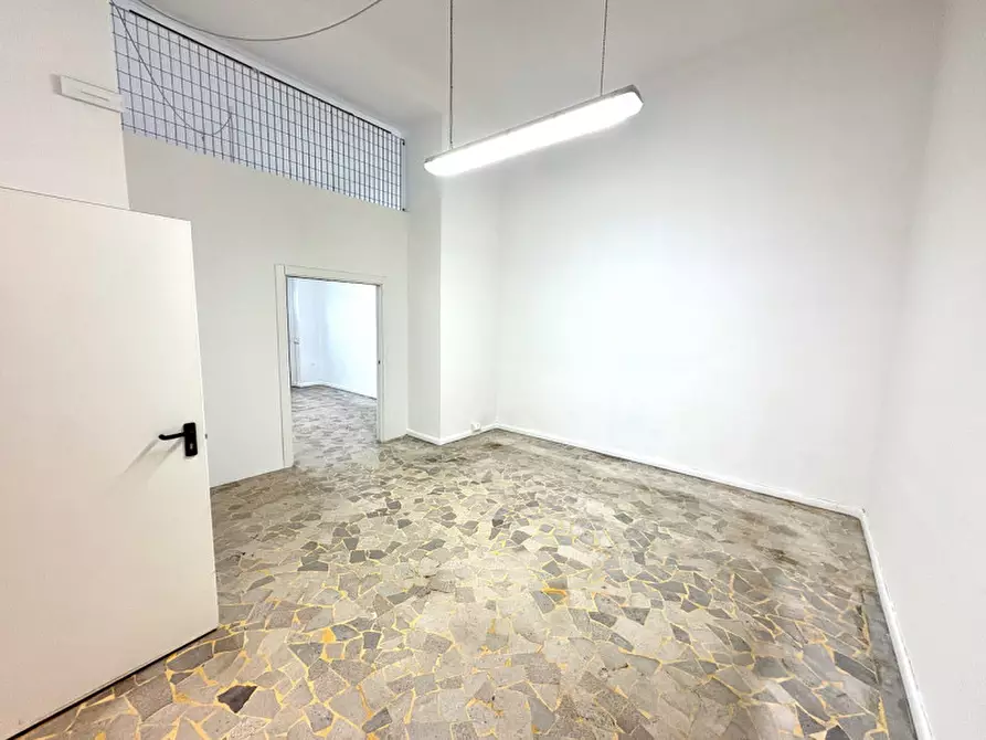 Immagine 44 di Negozio in vendita  in via della Zonta 8 a Trieste