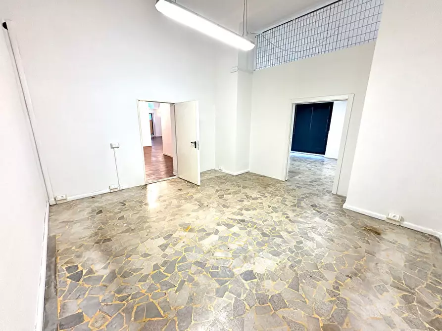 Immagine 45 di Negozio in vendita  in via della Zonta 8 a Trieste