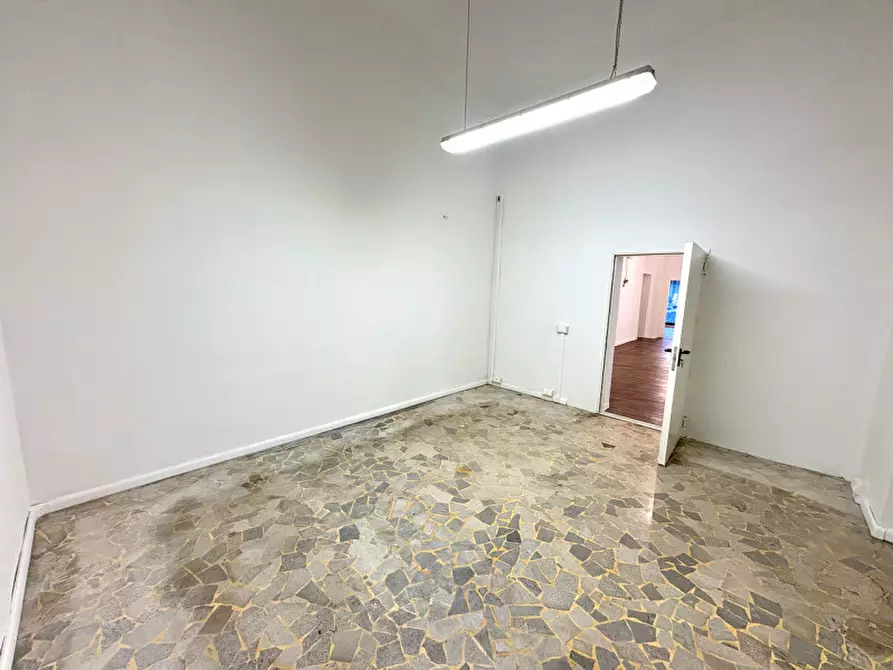 Immagine 47 di Negozio in vendita  in via della Zonta 8 a Trieste