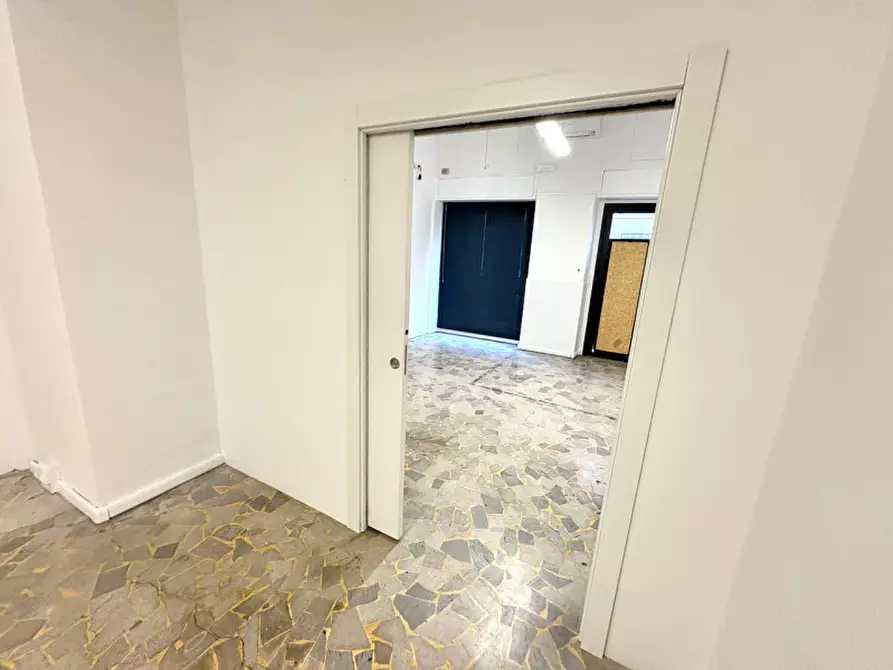 Immagine 48 di Negozio in vendita  in via della Zonta 8 a Trieste