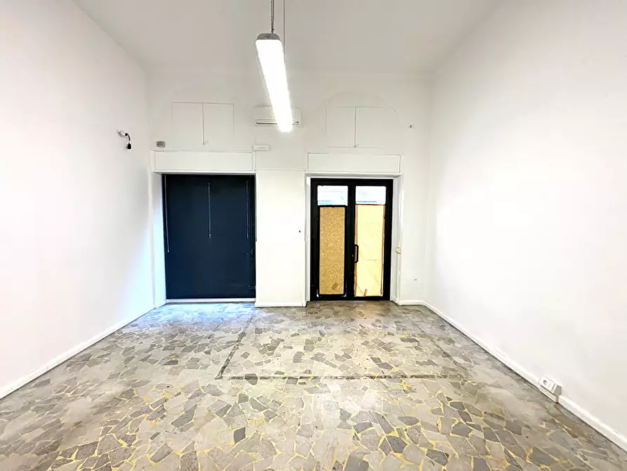 Immagine 49 di Negozio in vendita  in via della Zonta 8 a Trieste