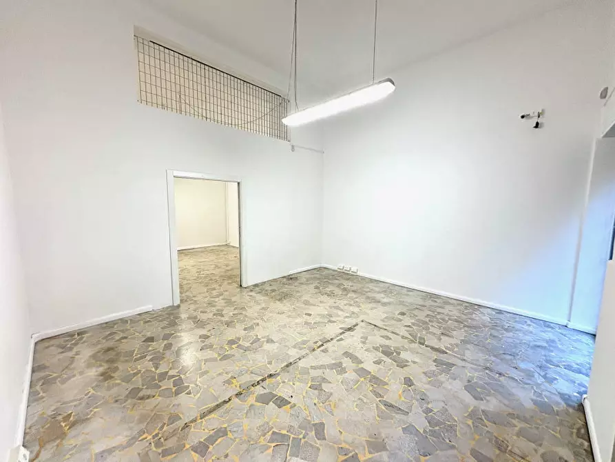 Immagine 51 di Negozio in vendita  in via della Zonta 8 a Trieste