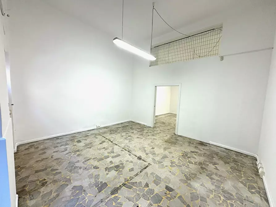 Immagine 52 di Negozio in vendita  in via della Zonta 8 a Trieste