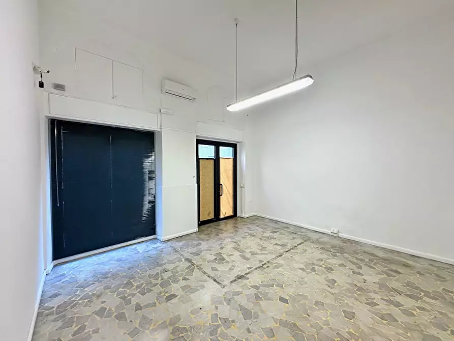 Immagine 53 di Negozio in vendita  in via della Zonta 8 a Trieste