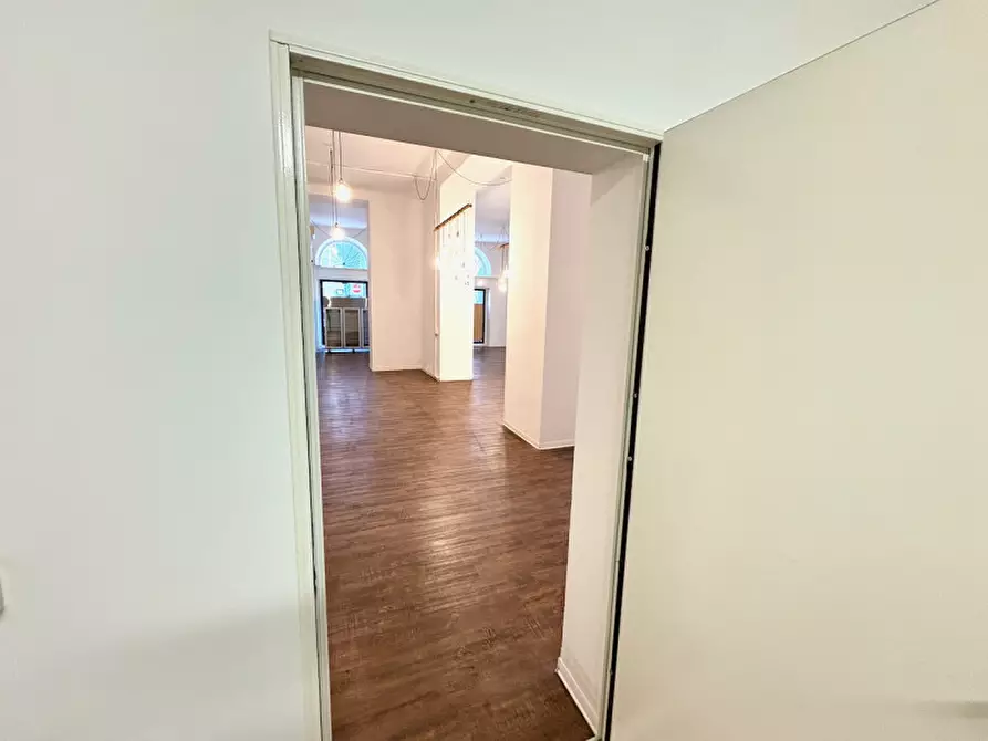 Immagine 54 di Negozio in vendita  in via della Zonta 8 a Trieste