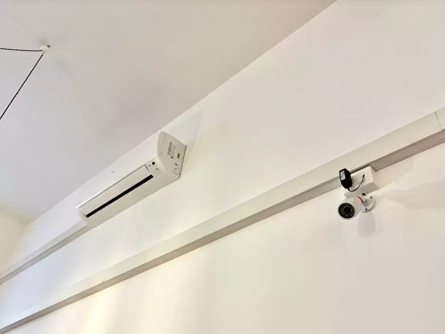 Immagine 55 di Negozio in vendita  in via della Zonta 8 a Trieste