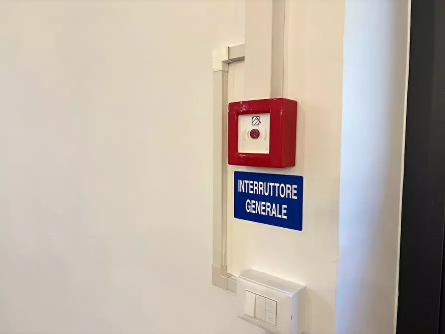 Immagine 56 di Negozio in vendita  in via della Zonta 8 a Trieste