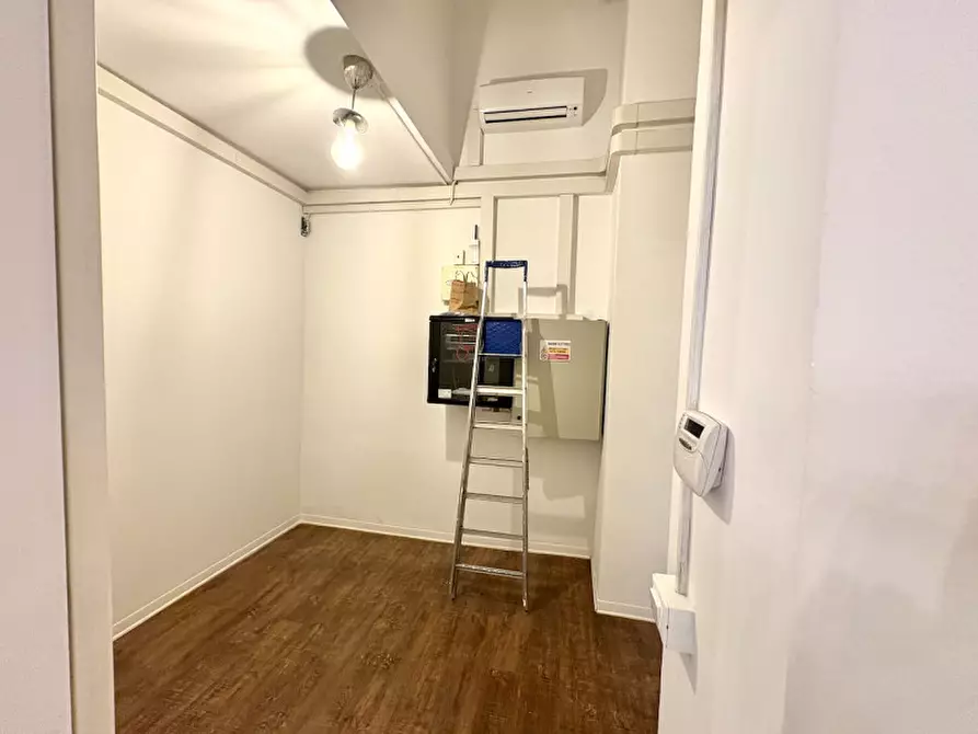 Immagine 59 di Negozio in vendita  in via della Zonta 8 a Trieste