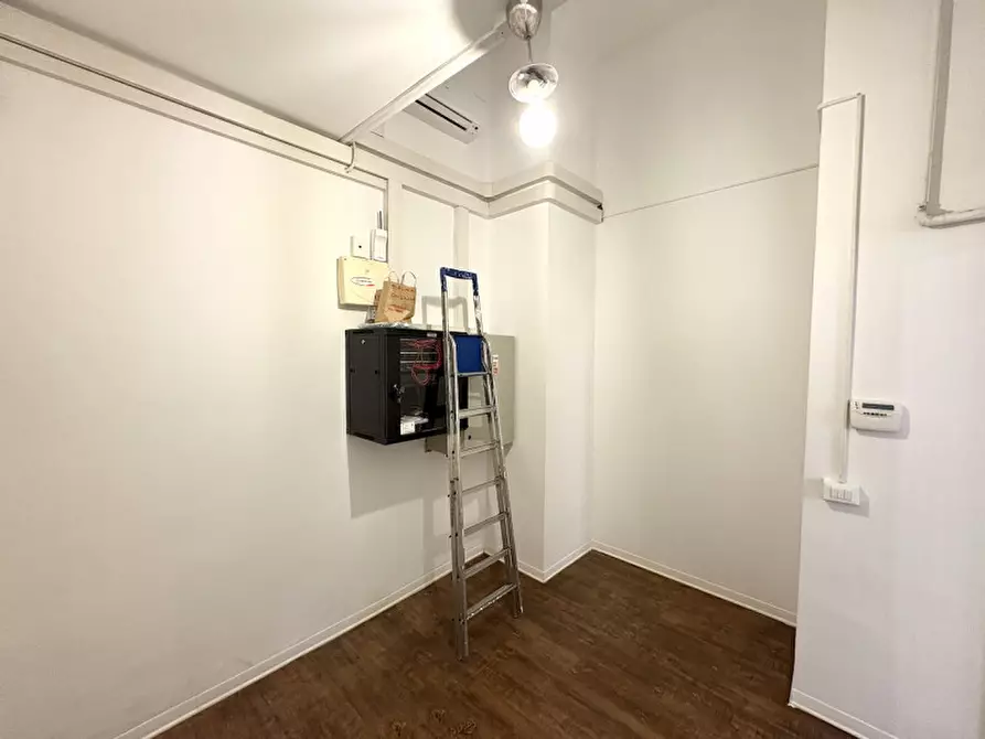 Immagine 60 di Negozio in vendita  in via della Zonta 8 a Trieste