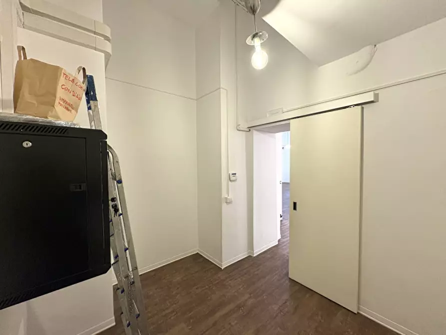 Immagine 61 di Negozio in vendita  in via della Zonta 8 a Trieste