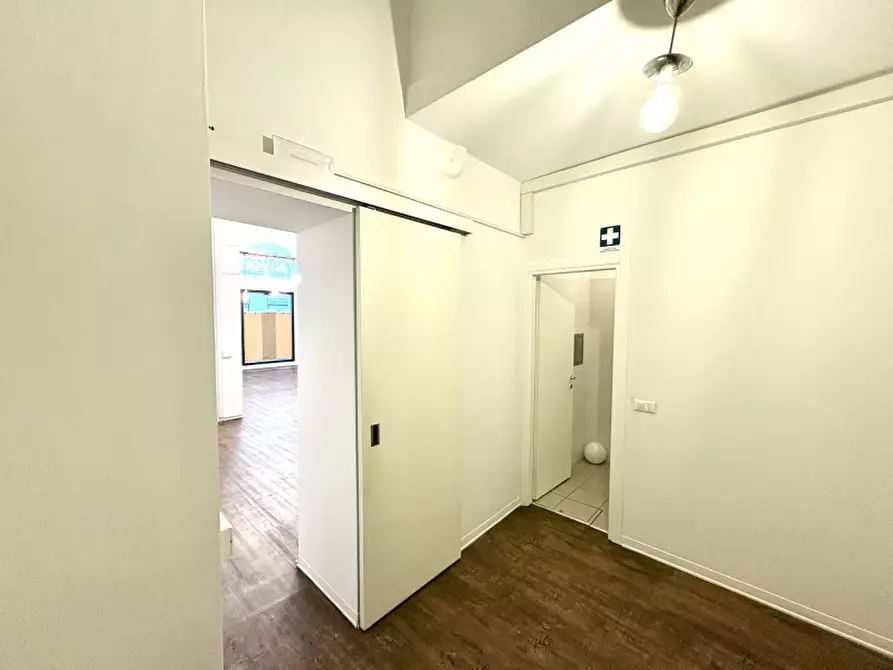 Immagine 62 di Negozio in vendita  in via della Zonta 8 a Trieste