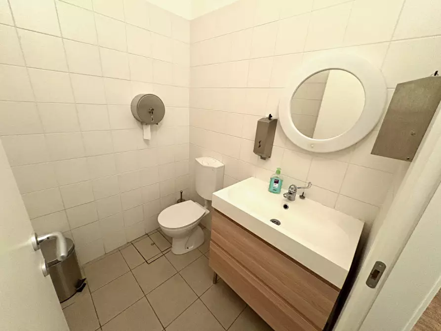 Immagine 64 di Negozio in vendita  in via della Zonta 8 a Trieste