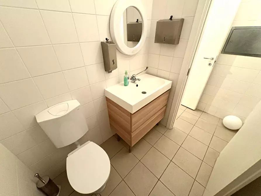 Immagine 65 di Negozio in vendita  in via della Zonta 8 a Trieste