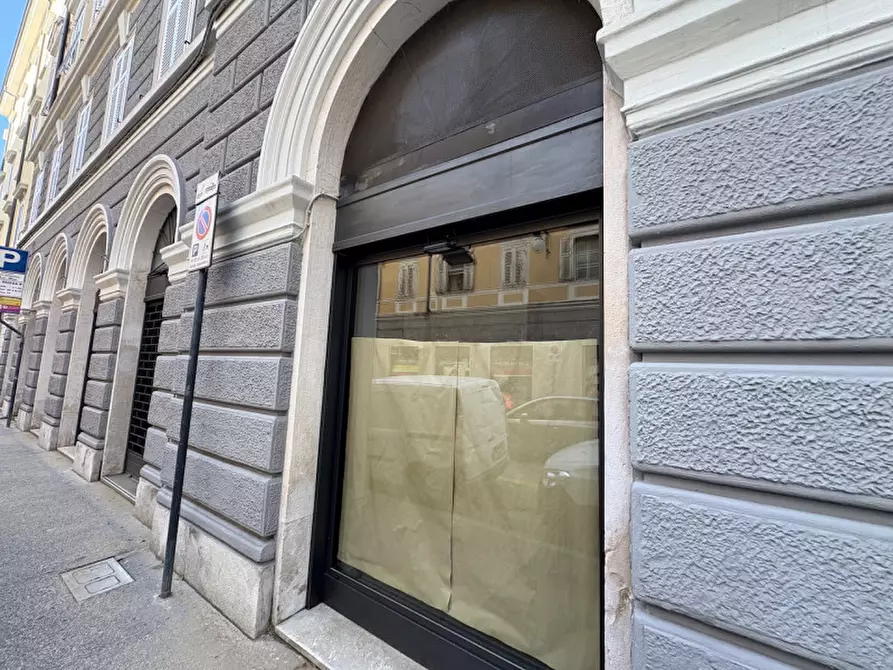 Immagine 70 di Negozio in vendita  in via della Zonta 8 a Trieste