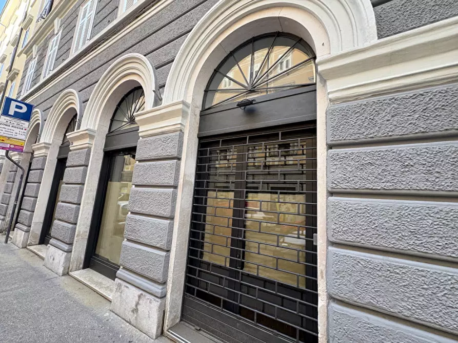 Immagine 71 di Negozio in vendita  in via della Zonta 8 a Trieste