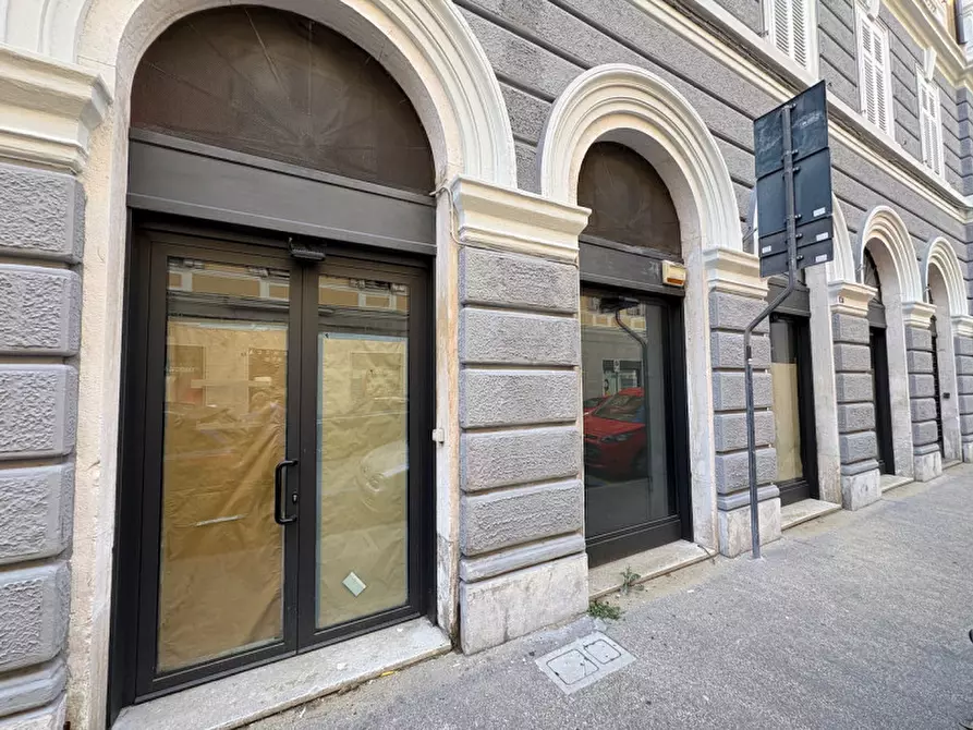 Immagine 72 di Negozio in vendita  in via della Zonta 8 a Trieste