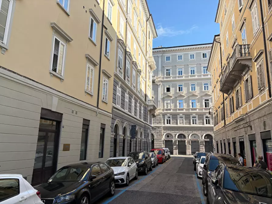 Immagine 73 di Negozio in vendita  in via della Zonta 8 a Trieste