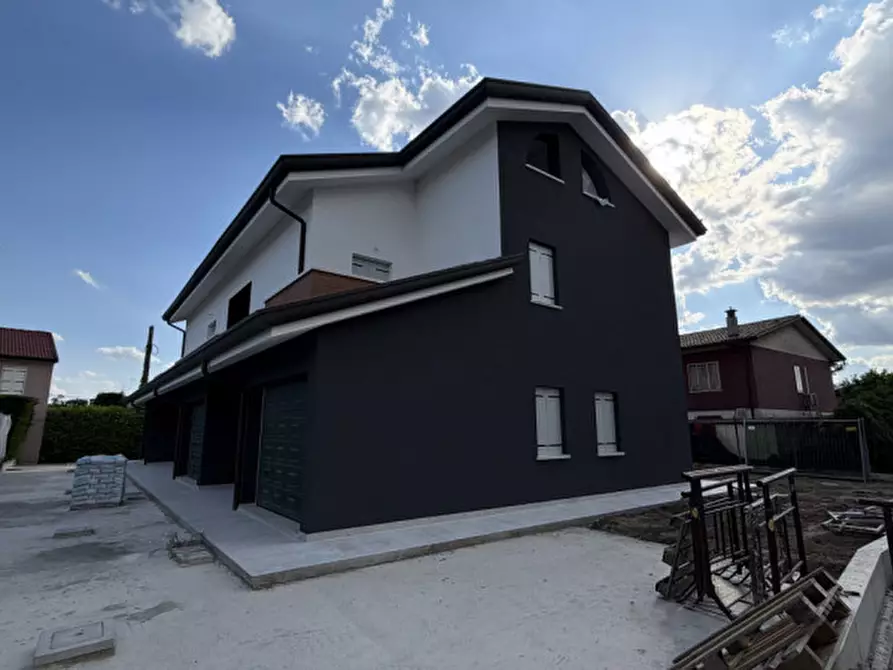 Immagine 1 di Casa bifamiliare in vendita  in Legnaro Via Frassanedo 3 a Legnaro