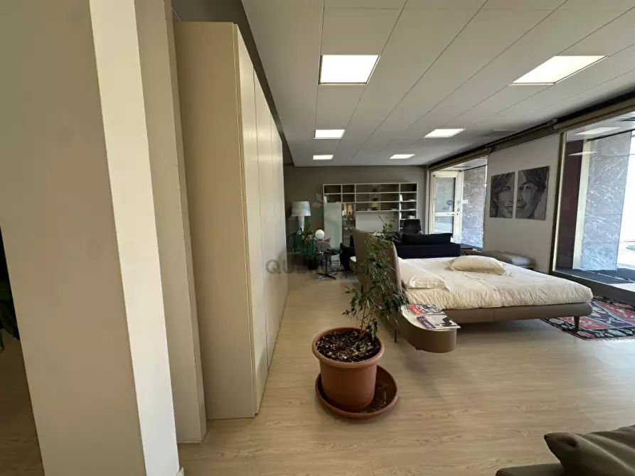 Immagine 8 di Negozio in vendita  in Via Forte Tomba a Verona