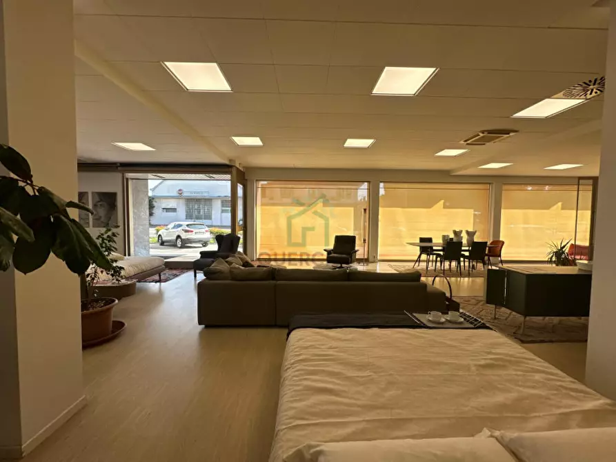 Immagine 9 di Negozio in vendita  in Via Forte Tomba a Verona