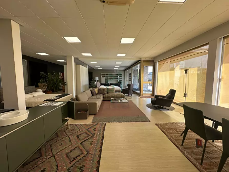 Immagine 12 di Negozio in vendita  in Via Forte Tomba a Verona