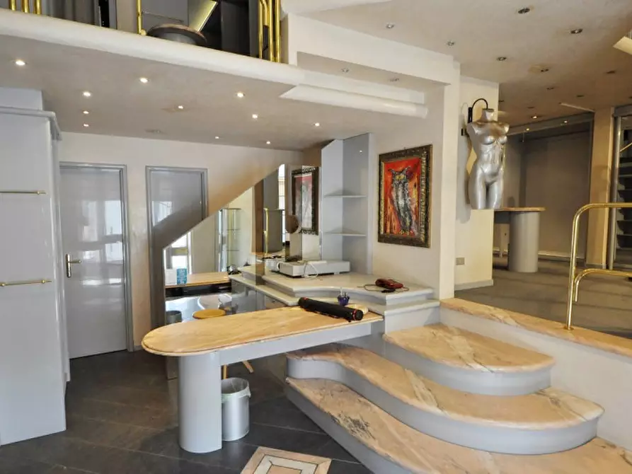 Immagine 3 di Negozio in vendita  in Piazza della Libertà a San Giovanni Valdarno