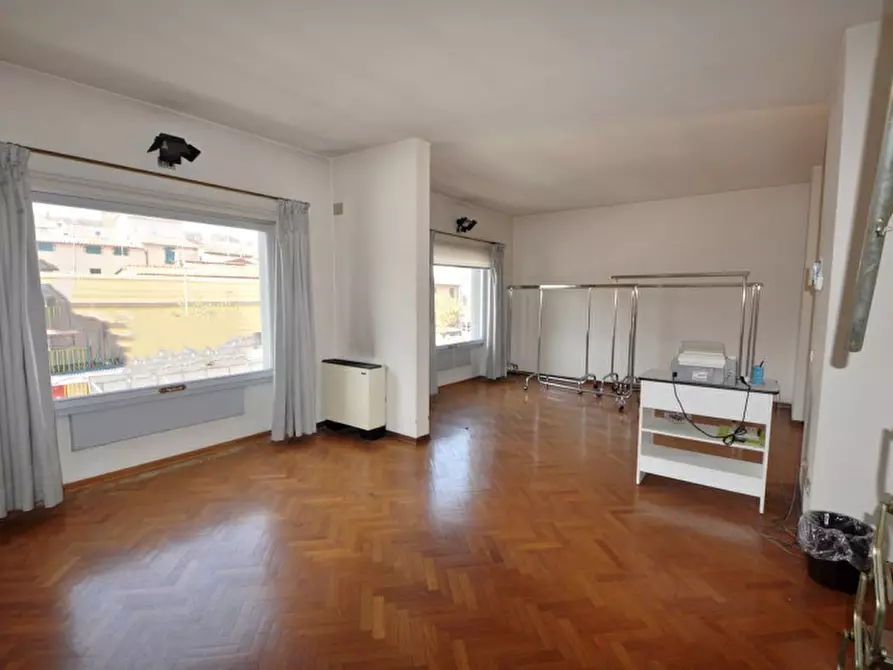 Immagine 10 di Negozio in vendita  in Piazza della Libertà a San Giovanni Valdarno