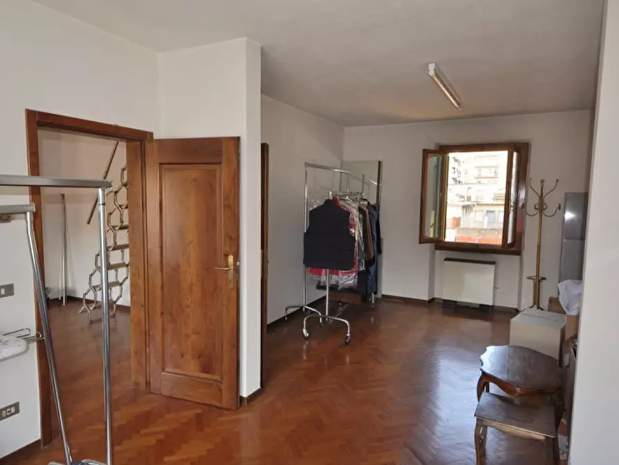 Immagine 12 di Negozio in vendita  in Piazza della Libertà a San Giovanni Valdarno