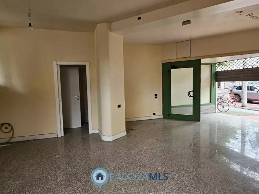 Immagine 2 di Negozio in vendita  in via jacopo facciolati a Padova