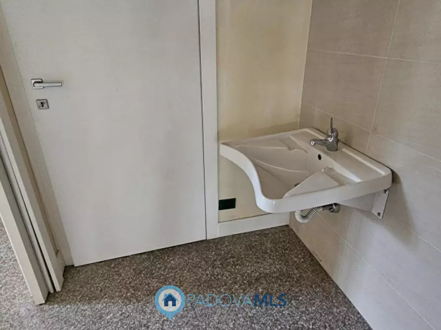 Immagine 5 di Negozio in vendita  in via jacopo facciolati a Padova