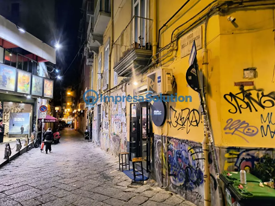 Immagine 1 di Attività commerciale in vendita  in Vico della Quercia a Napoli